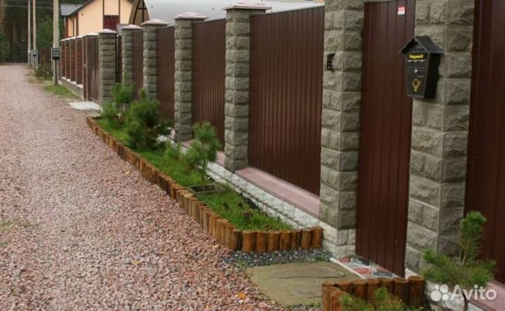 Забор из профнастила с металлическими столбами под