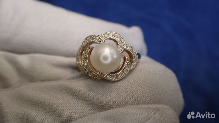 Золотое кольцо с бриллиантами и жемчугом