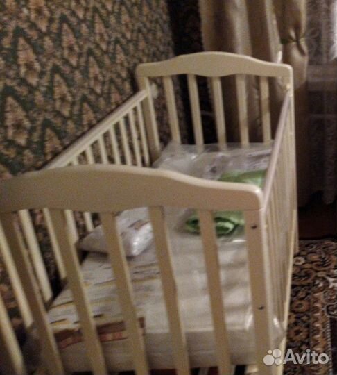 Детская кроватка с маятником