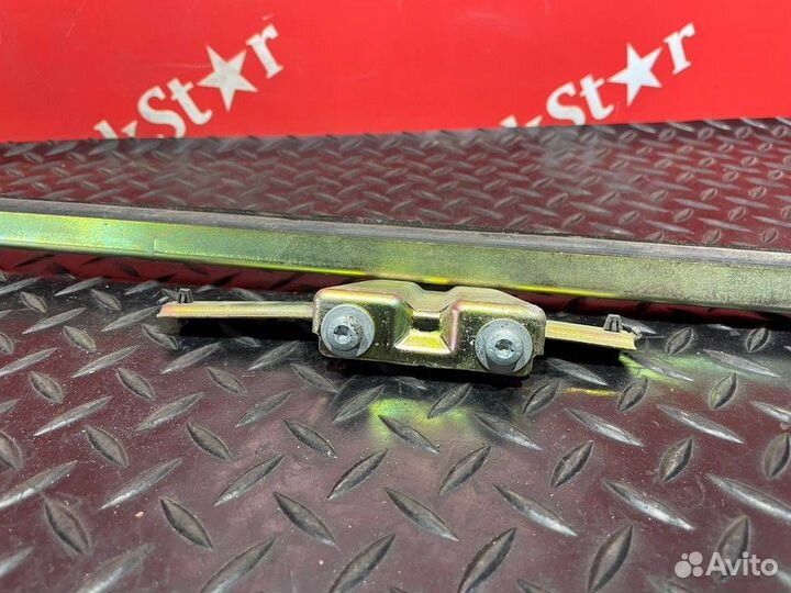 Направляющая стекла двери левой