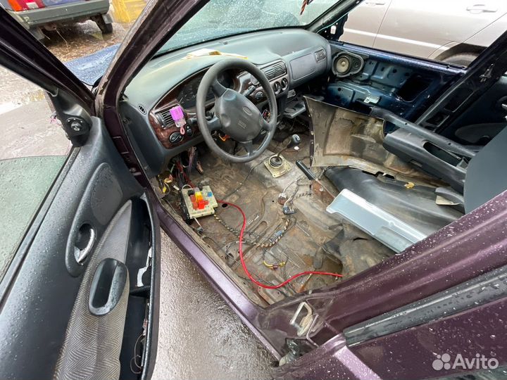 В разборе Ford Escort 1997 1.6 МКПП 90л.с