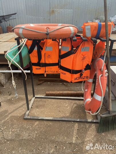 Спасательный жилет со свистком и фанариком