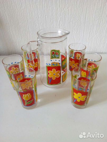 Кувшин и цветные стаканы