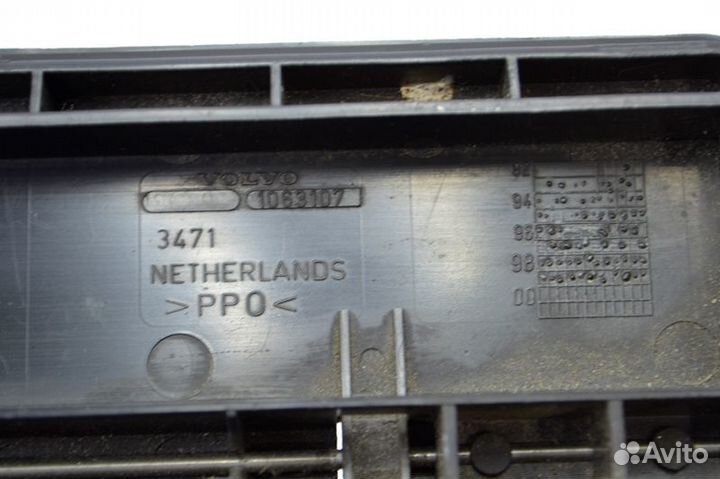 Маленькая деталь торпеды volvo FH12 1-seeria (01.9