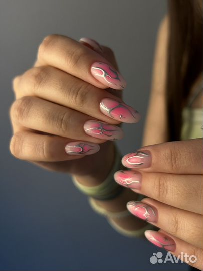 Модель на маникюр