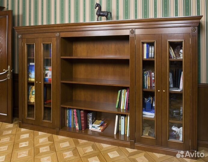 Шкаф из массива для книг