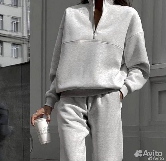 Спортивный женский костюм