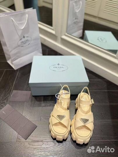 Сандали кожаные Prada