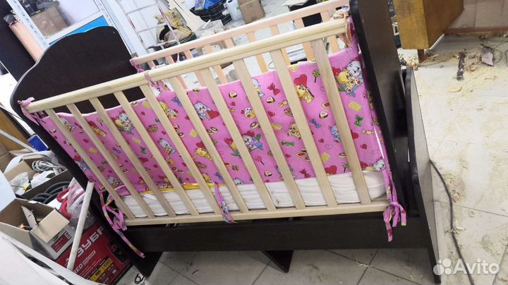 Детская кроватка с маятником и ящиком