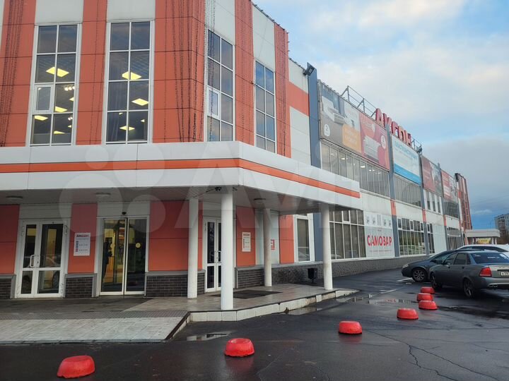 Рекламные конструкции на фасаде ТЦ 