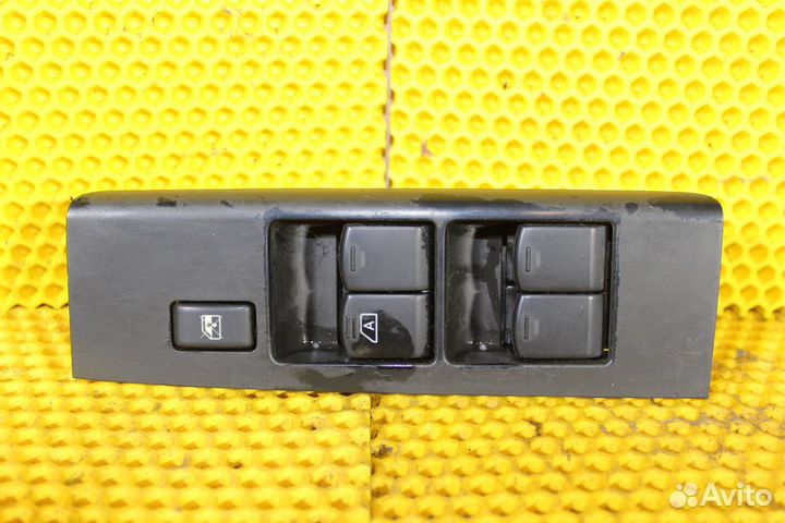 Блок управления стеклоподъемниками Nissan Navara D