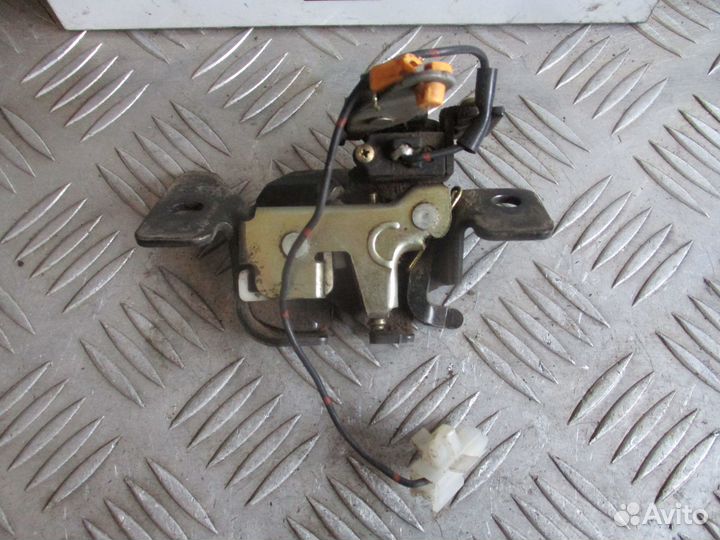 Замок двери багажника Mazda Demio 2000г