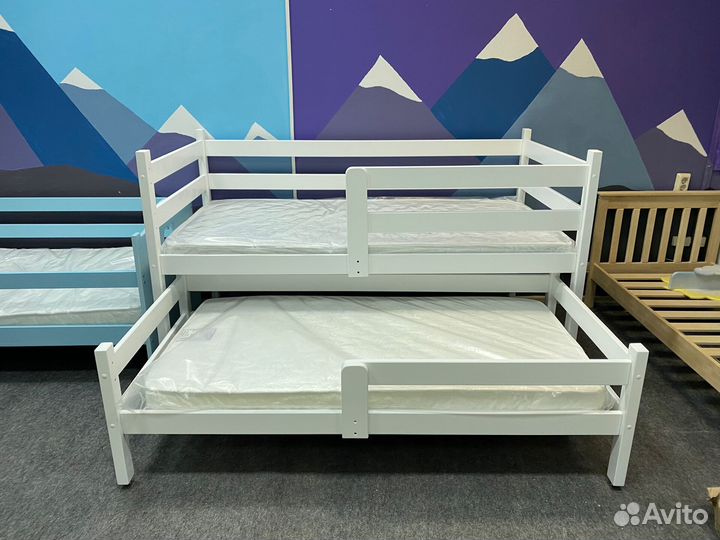 Двухъярусная кровать из массива