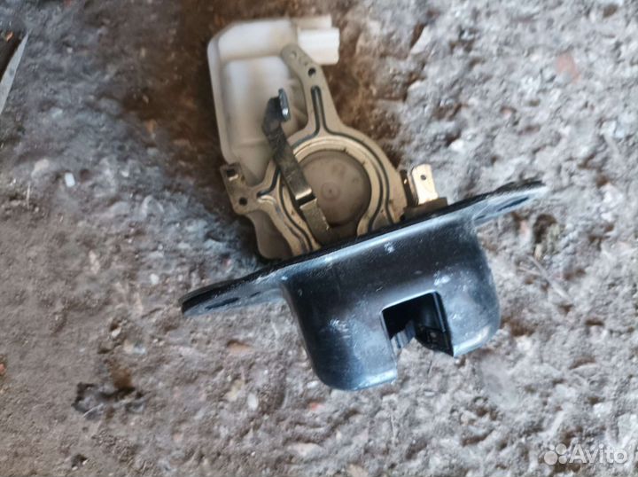 Замок крышки багажника Acura MDX YD2