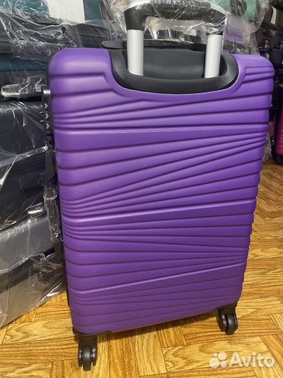 Чемодан на колесах средний размер М