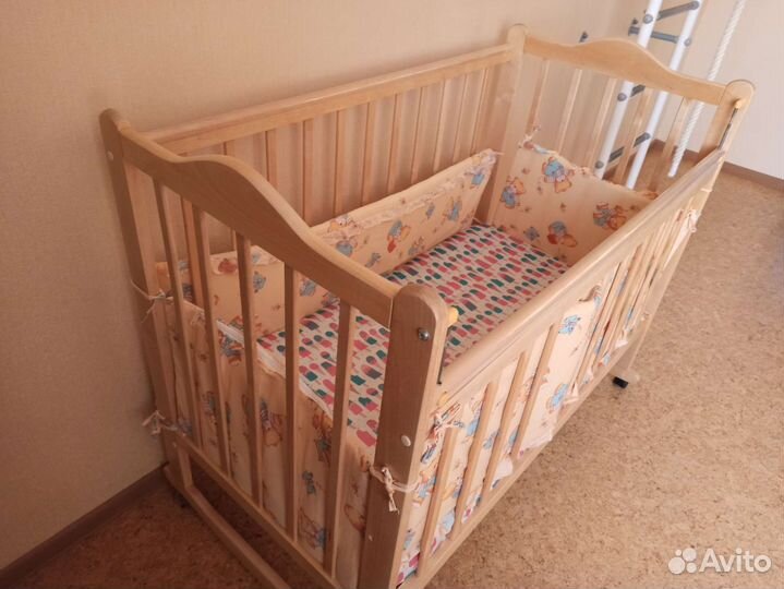 Детская кроватка с матрасом и мягкими стенками