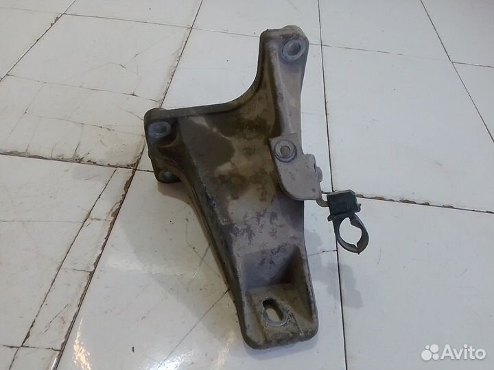 Кронштейн опоры двигателя правый