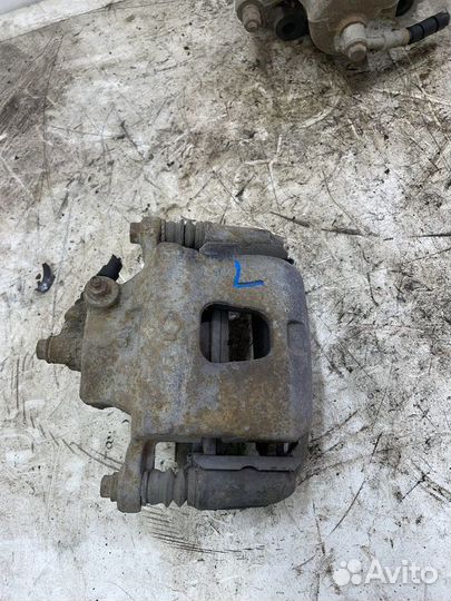 Суппорт тормозной передний левый Nissan Bluebird