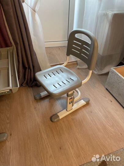 Детский письменный стол и стул