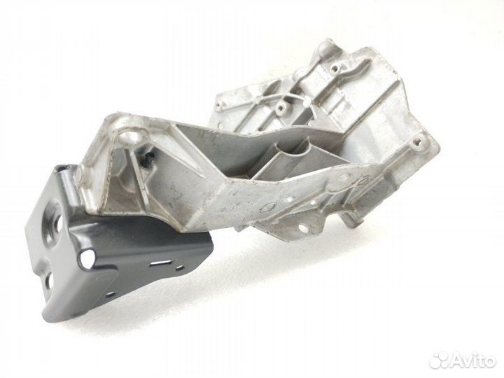 Кронштейн передней панели передний правый