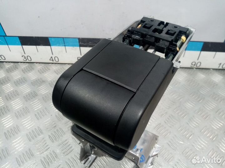 Б/У Кронштейн подлокотника#001