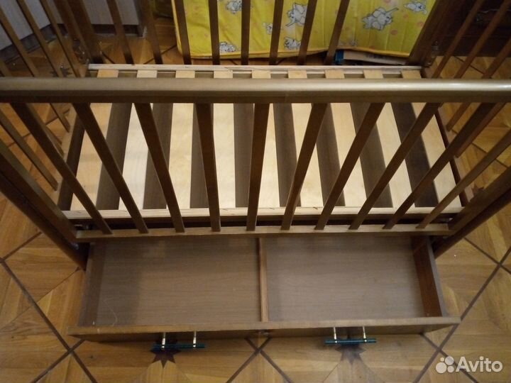 Детская кровать с маятником и ящиком