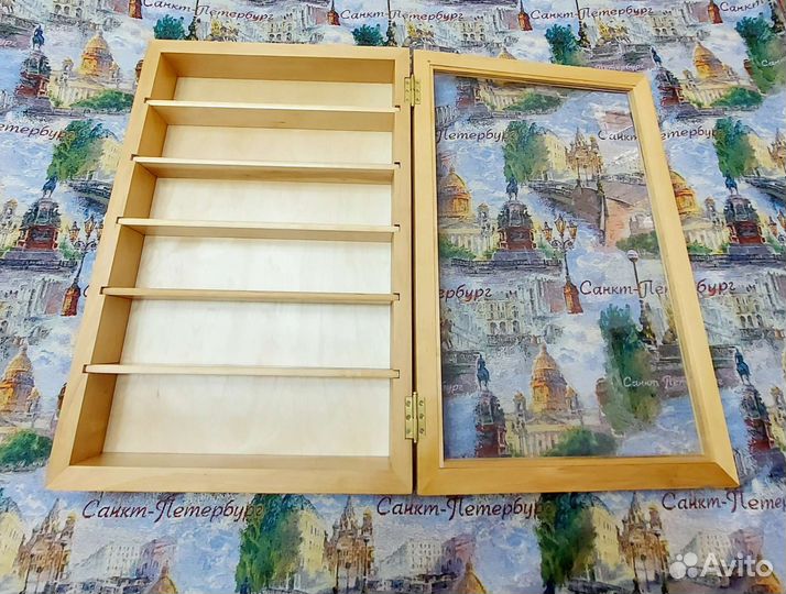 Витрина для коллекций из ольхи