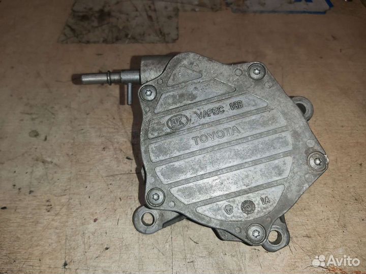 Насос вакуумный Toyota avensis II 2.2TD 2003-2008