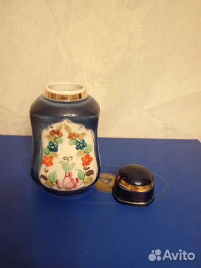 Фарфоровая чайница