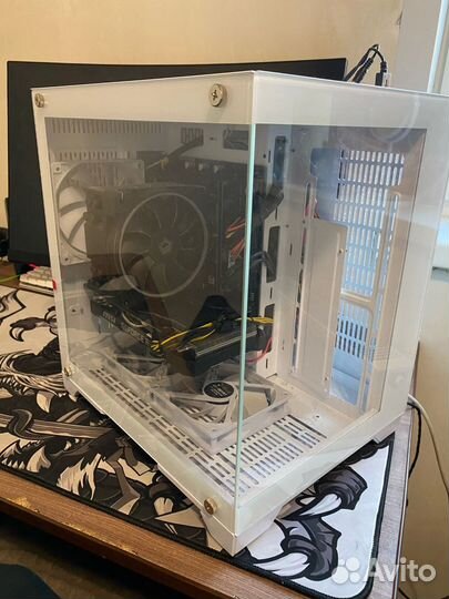 Игровой компьютер с монитором и клавиатурой