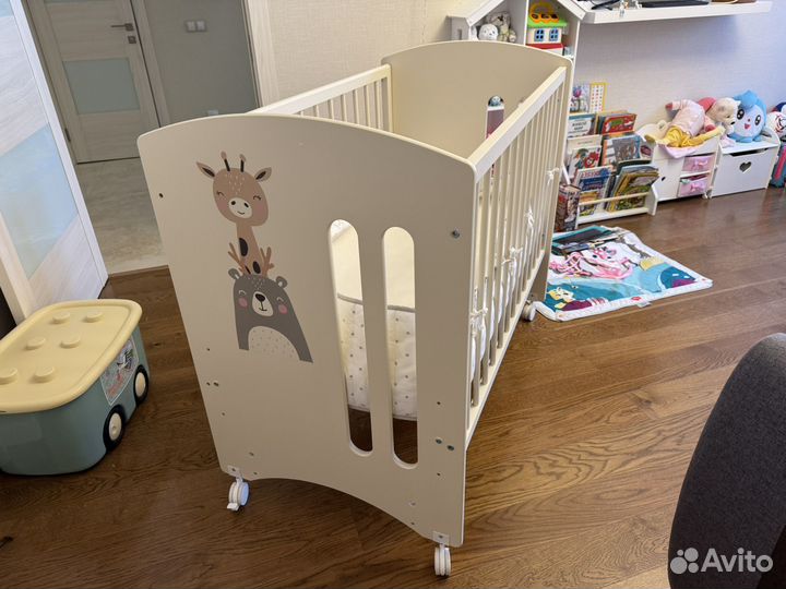 Детская кроватка на колесиках