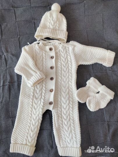 Вязаный костюм для новорожденного
