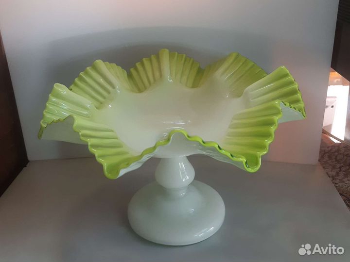 Антикварная ваза на ножке конфетница