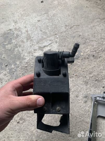 Форсунка левая омывателя фар