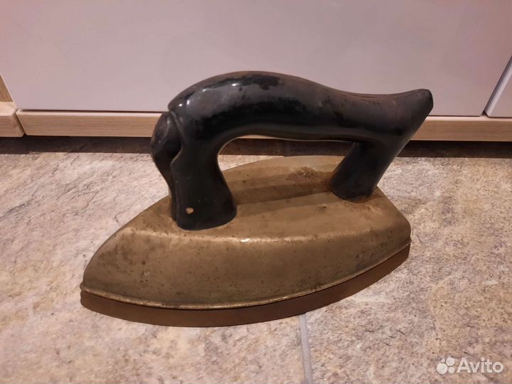 Угольный утюг