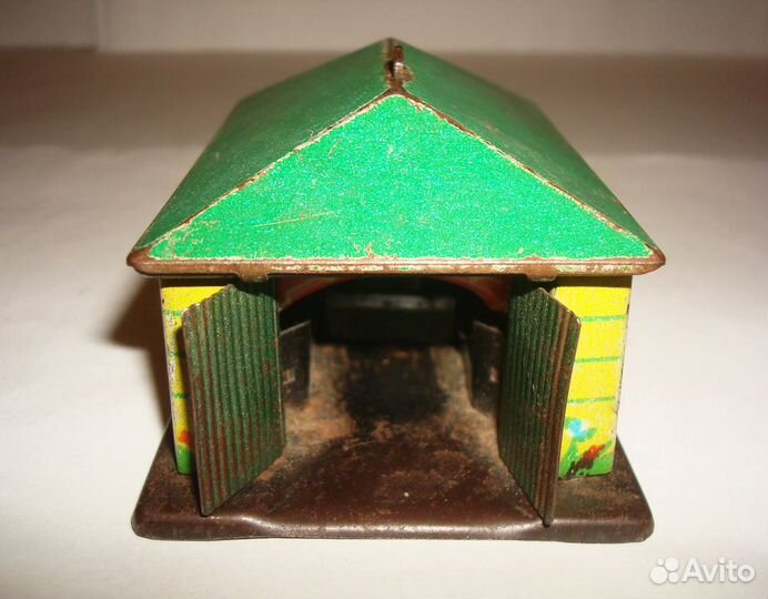 Гараж с машинкой лмз и Пиратский пистолет.СССР