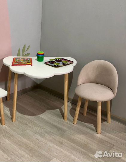 Мягкий стульчик и стол