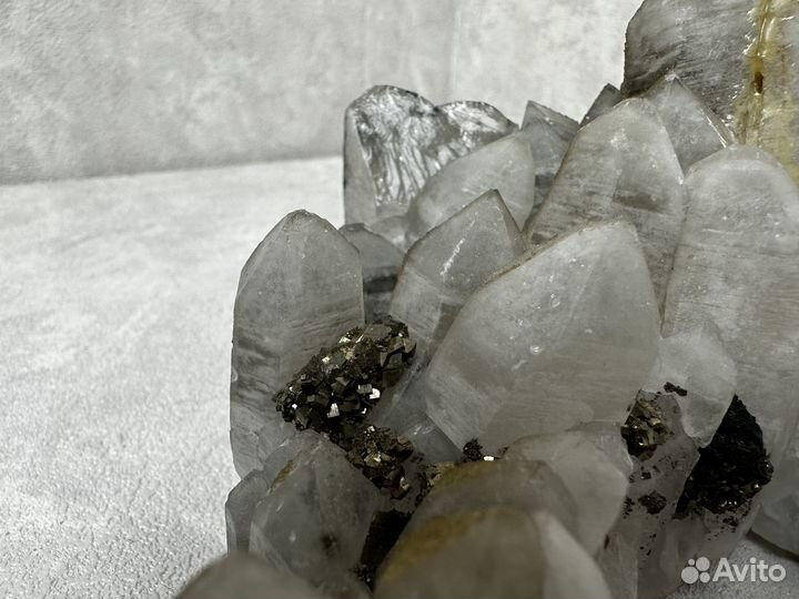 Друза кварца с казолитом, флюоритом, марматитом