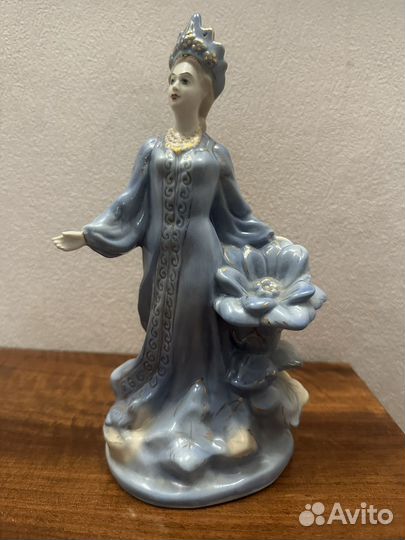 Фарфоровая статуэтка 