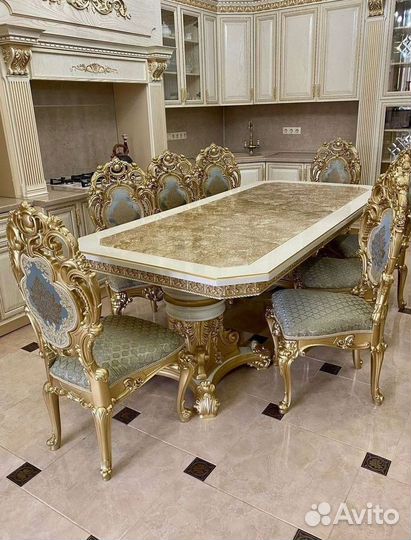 Большой обеденный стол и стулья