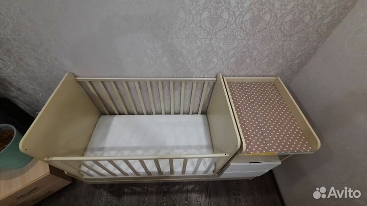 Детская кроватка с поперечным маятником