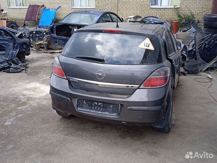 Задняя полка багажника Opel astra