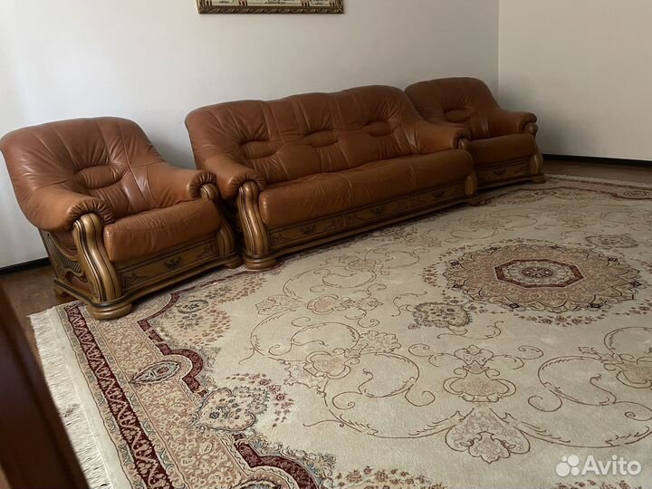 Кожаный диван и 2 кресла