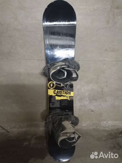 Сноуборд с креплениями и ботинками