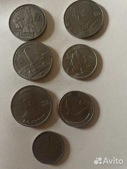 Коллекция монет и бумажных купюр