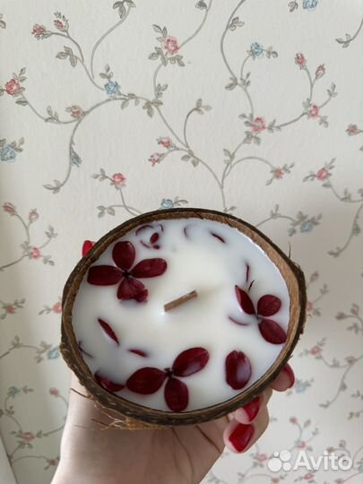 Свеча ручной работы в кокосе