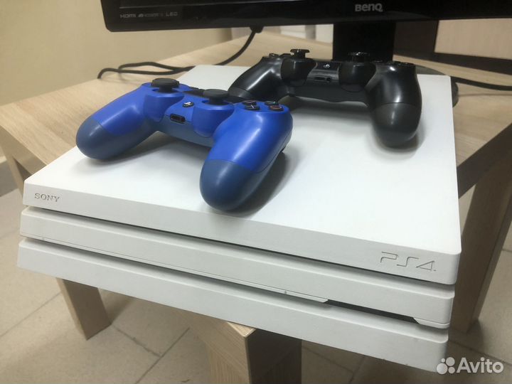 Sony PS4 PlayStation 4 Pro 1Tb White 2 Джойстика