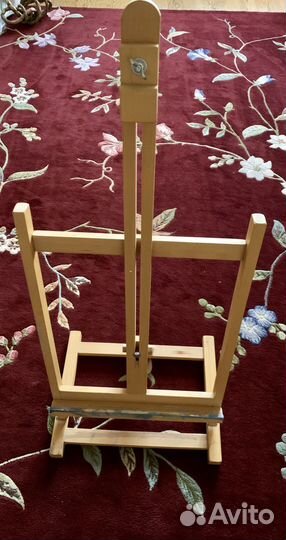 Мольберт, кисти, мастихины, холсты