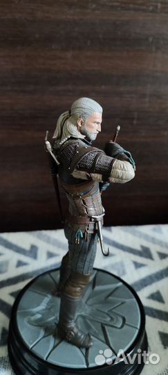 Ведьмак Геральт фигурка Dark horse