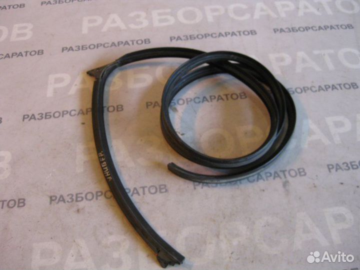 Уплотнитель двери передний правый Skoda Octavia